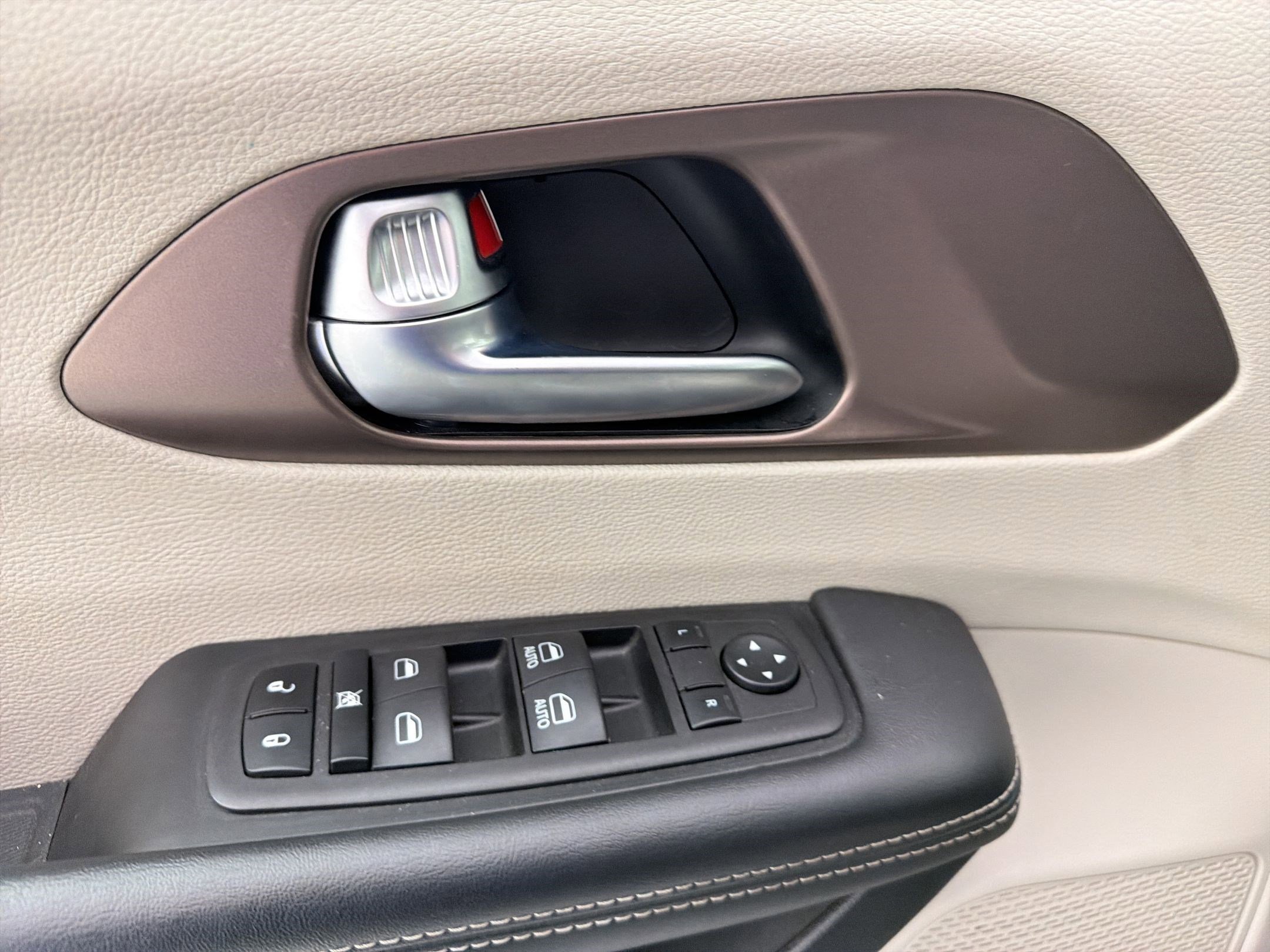 Used 2023 Chrysler Voyager LX image 20