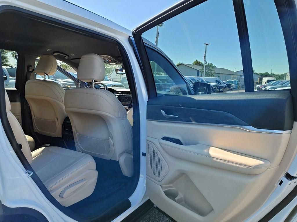 Used 2023 Jeep Grand Cherokee L Limited AWD/4WD image 36