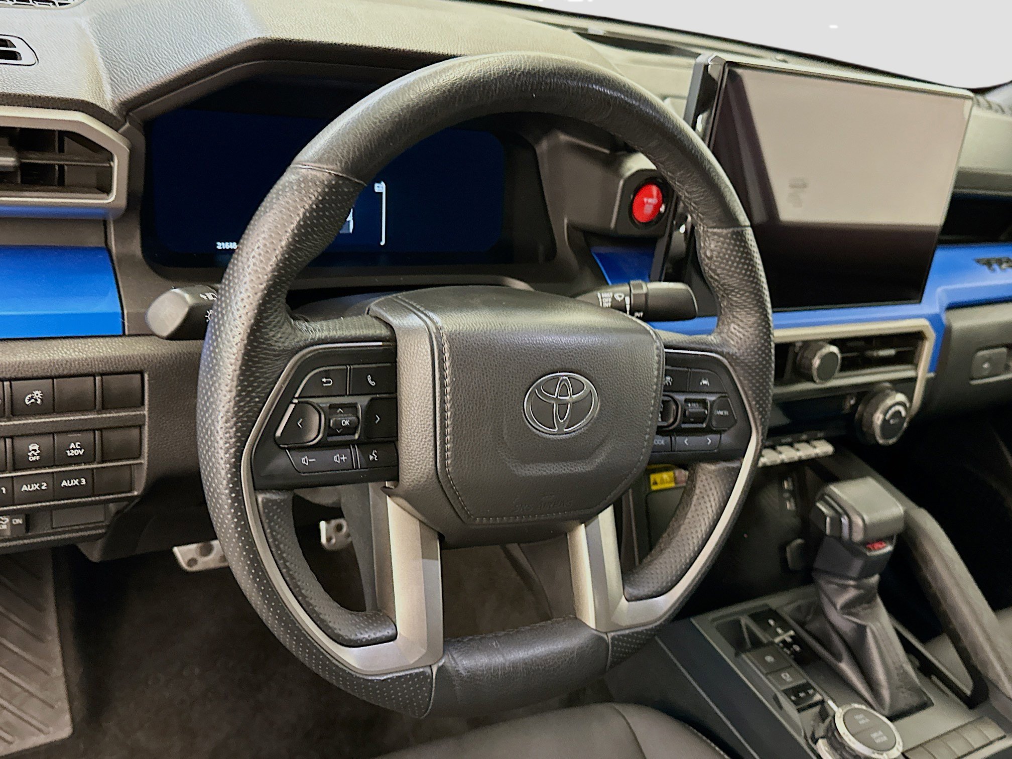 Used 2025 Toyota Tacoma TRD Sport w/ TRD Sport Upgrade Package image 18