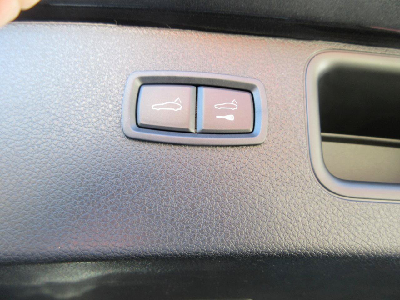 Used 2025 Porsche Macan w/ Premium Package Plus AWD/4WD image 39