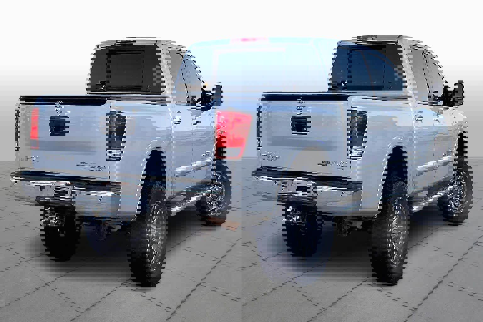 Used 2015 Nissan Titan SL w/ SL Moonroof Package image 13