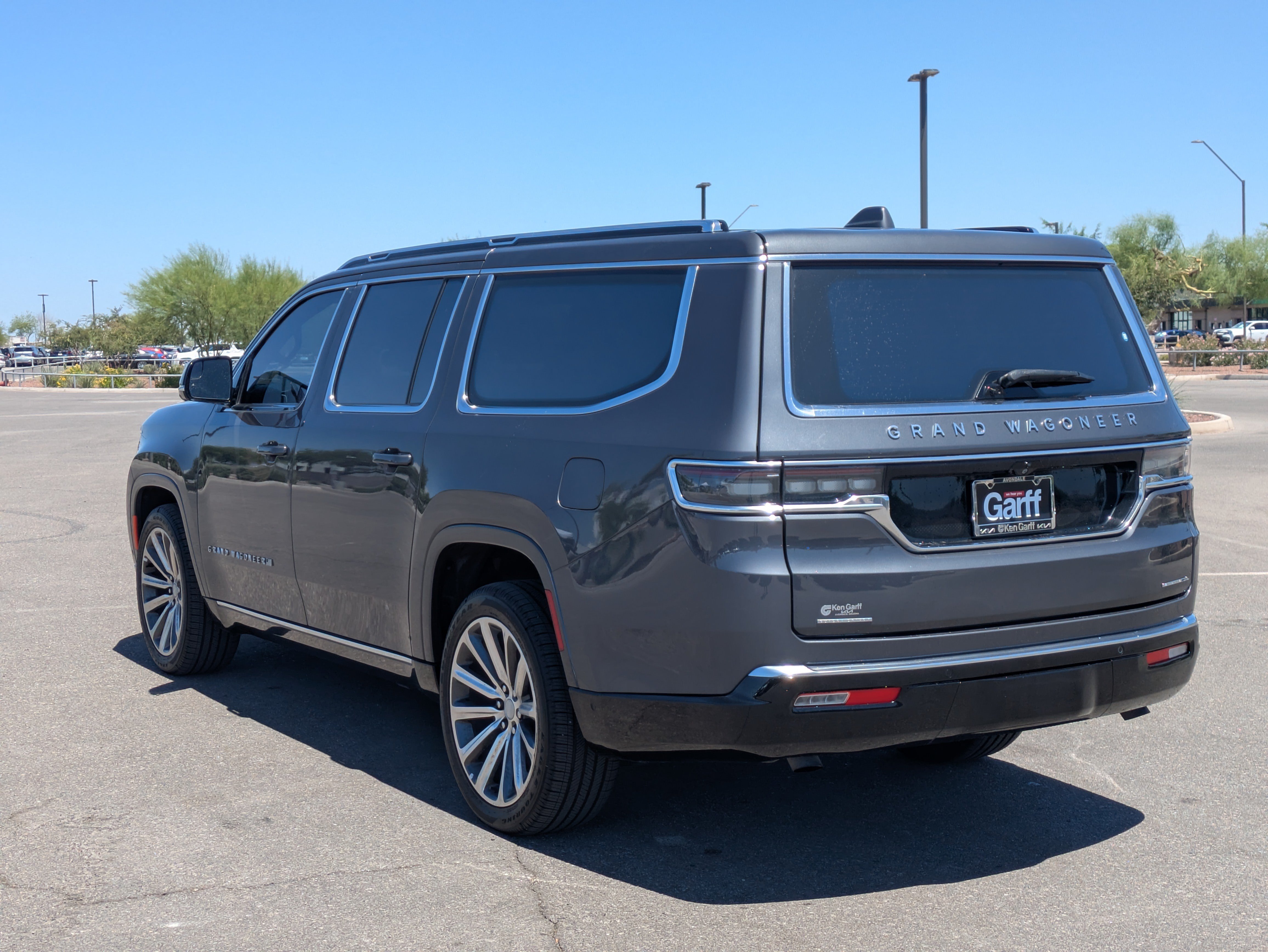 Used 2023 Jeep Grand Wagoneer L Series II w/ Premium Group II AWD/4WD image 3
