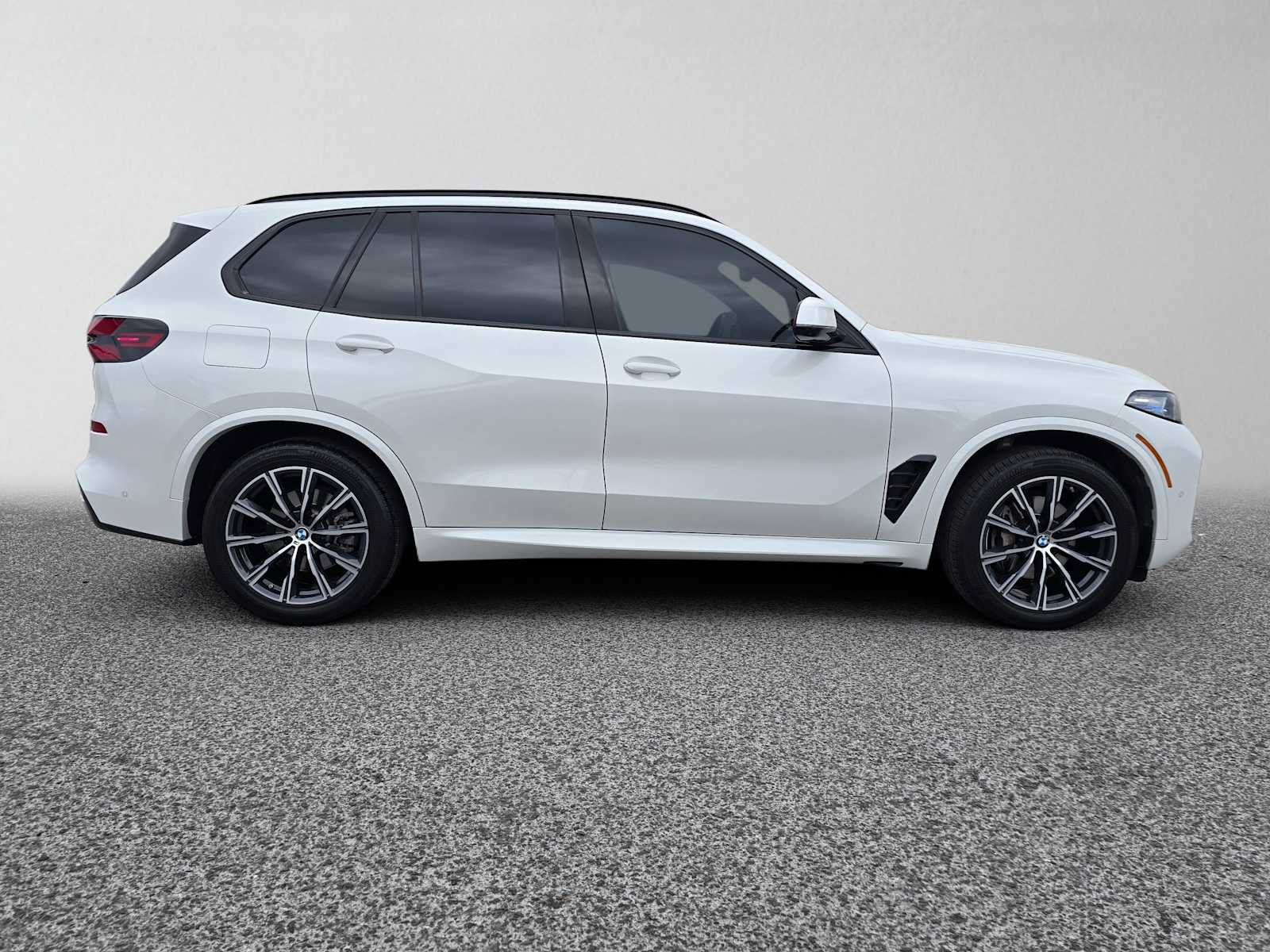 Used 2025 BMW X5 xDrive40i AWD/4WD image 2