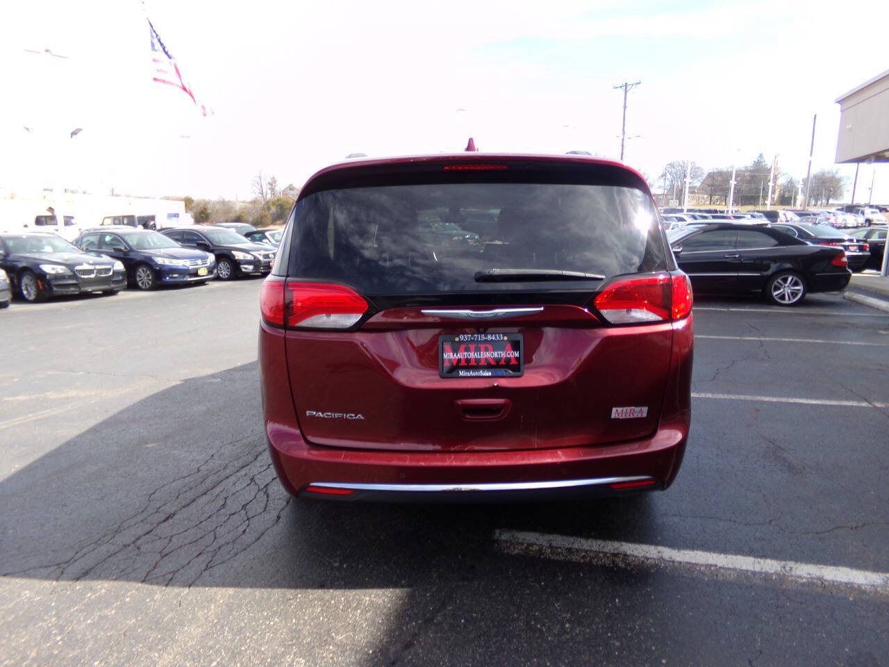 Used 2017 Chrysler Pacifica Touring-L w/ Tire & Wheel Group FWD image 8
