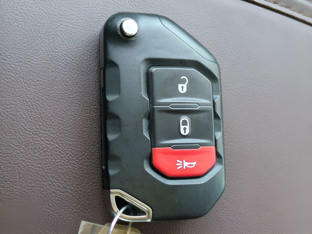 Used 2025 Jeep Wrangler Willys image 28