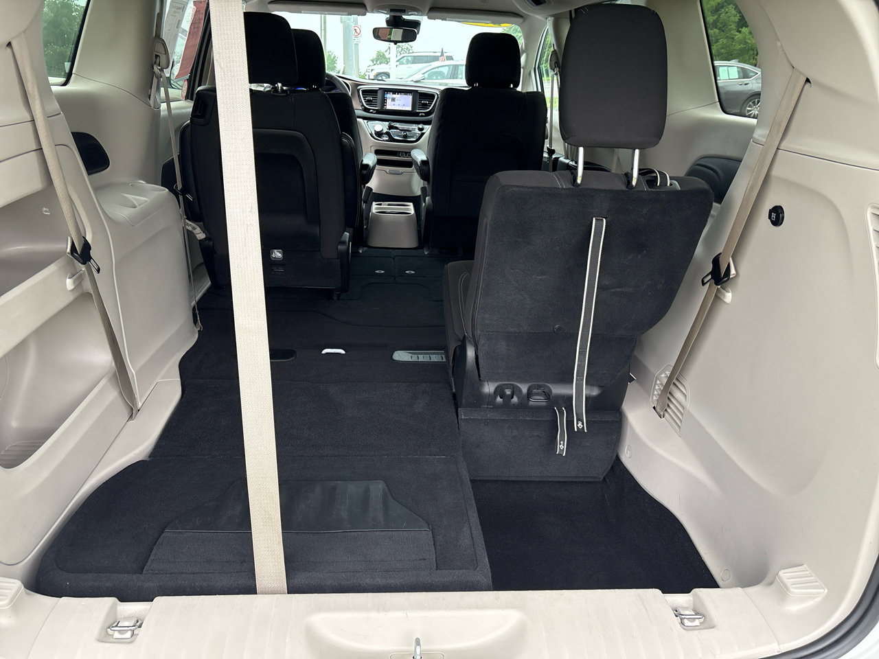 Used 2023 Chrysler Voyager LX image 28