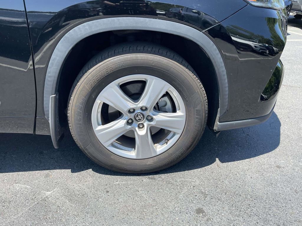 Used 2021 Toyota Highlander LE FWD image 26