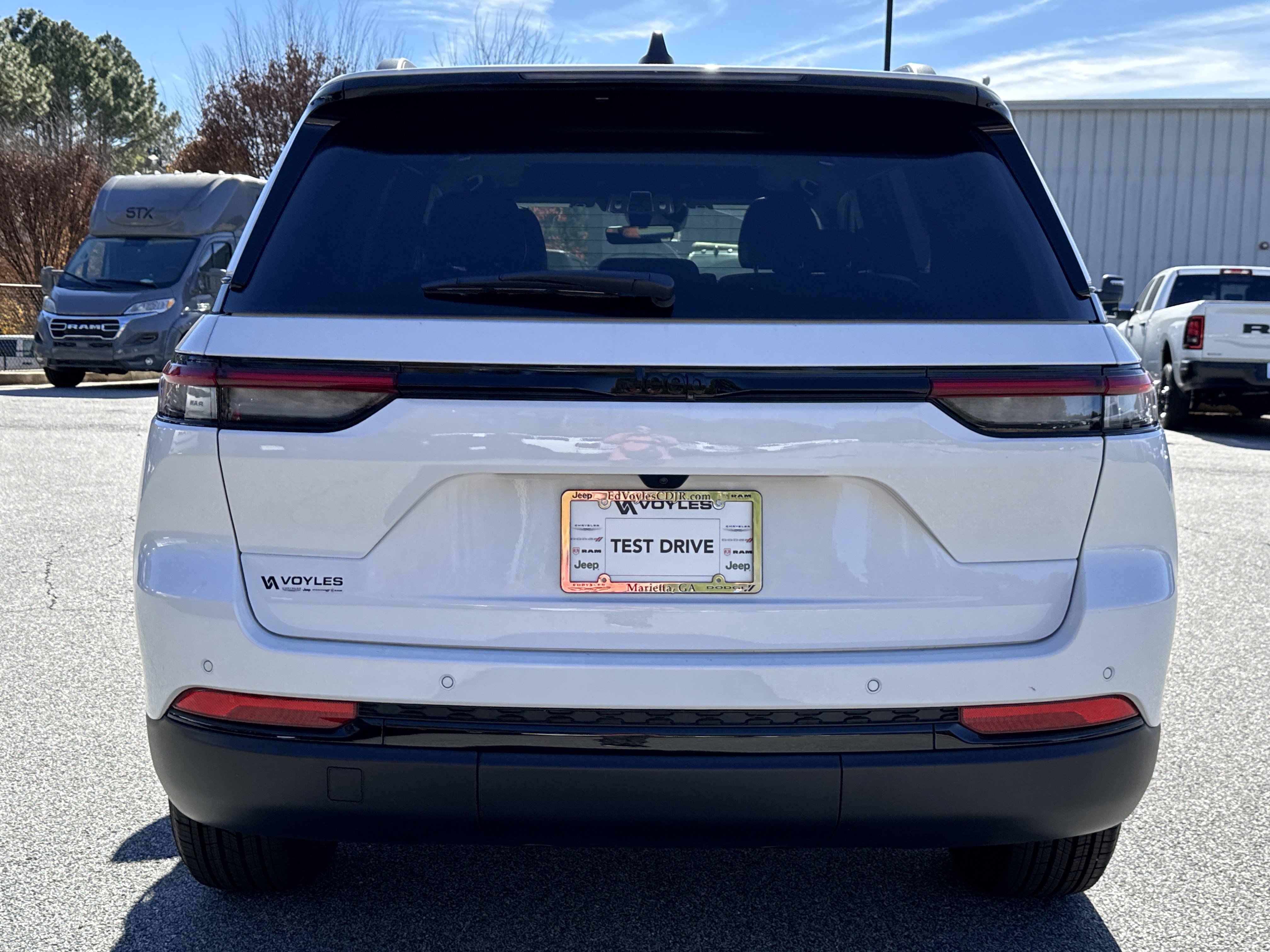 New 2025 Jeep Grand Cherokee Altitude image 7