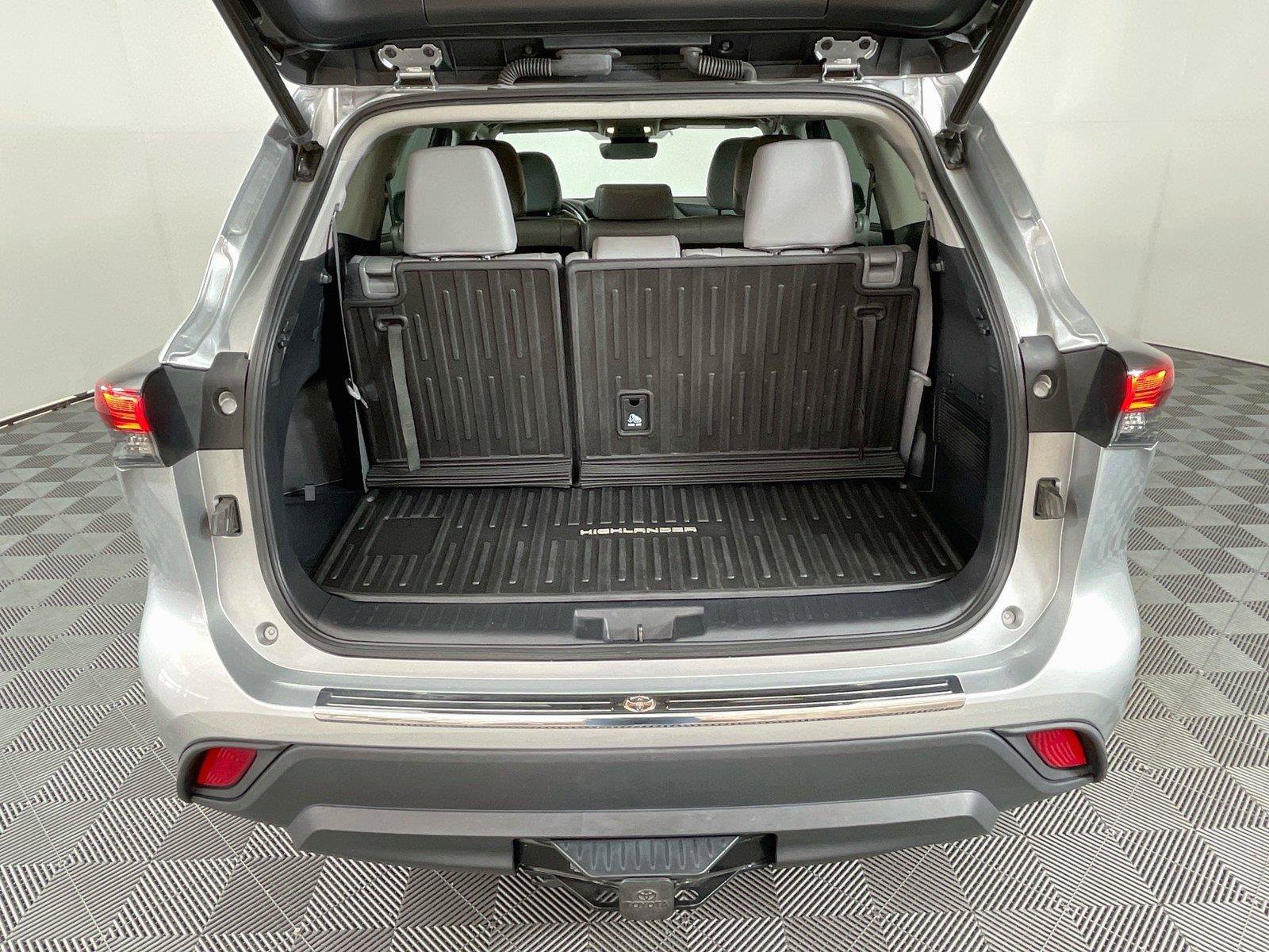 Used 2022 Toyota Highlander XLE AWD/4WD image 30