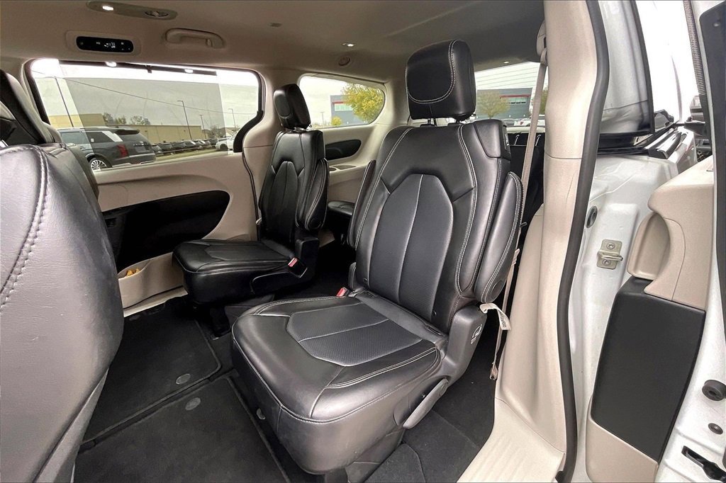 Used 2024 Chrysler Pacifica Touring-L image 30