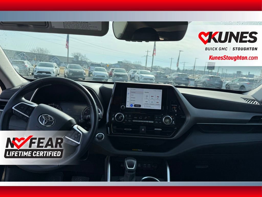 Used 2023 Toyota Highlander XLE image 32