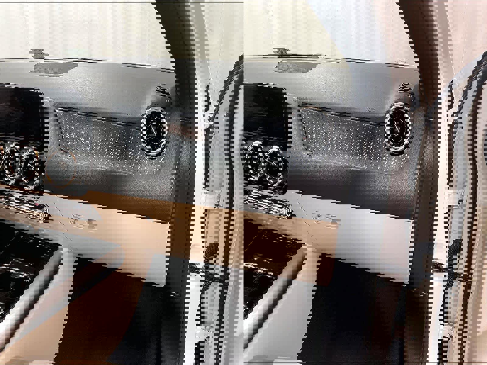 Used 2025 Mercedes-Benz GLA 250 4MATIC image 13