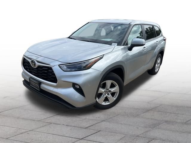 Used 2024 Toyota Highlander LE image 3
