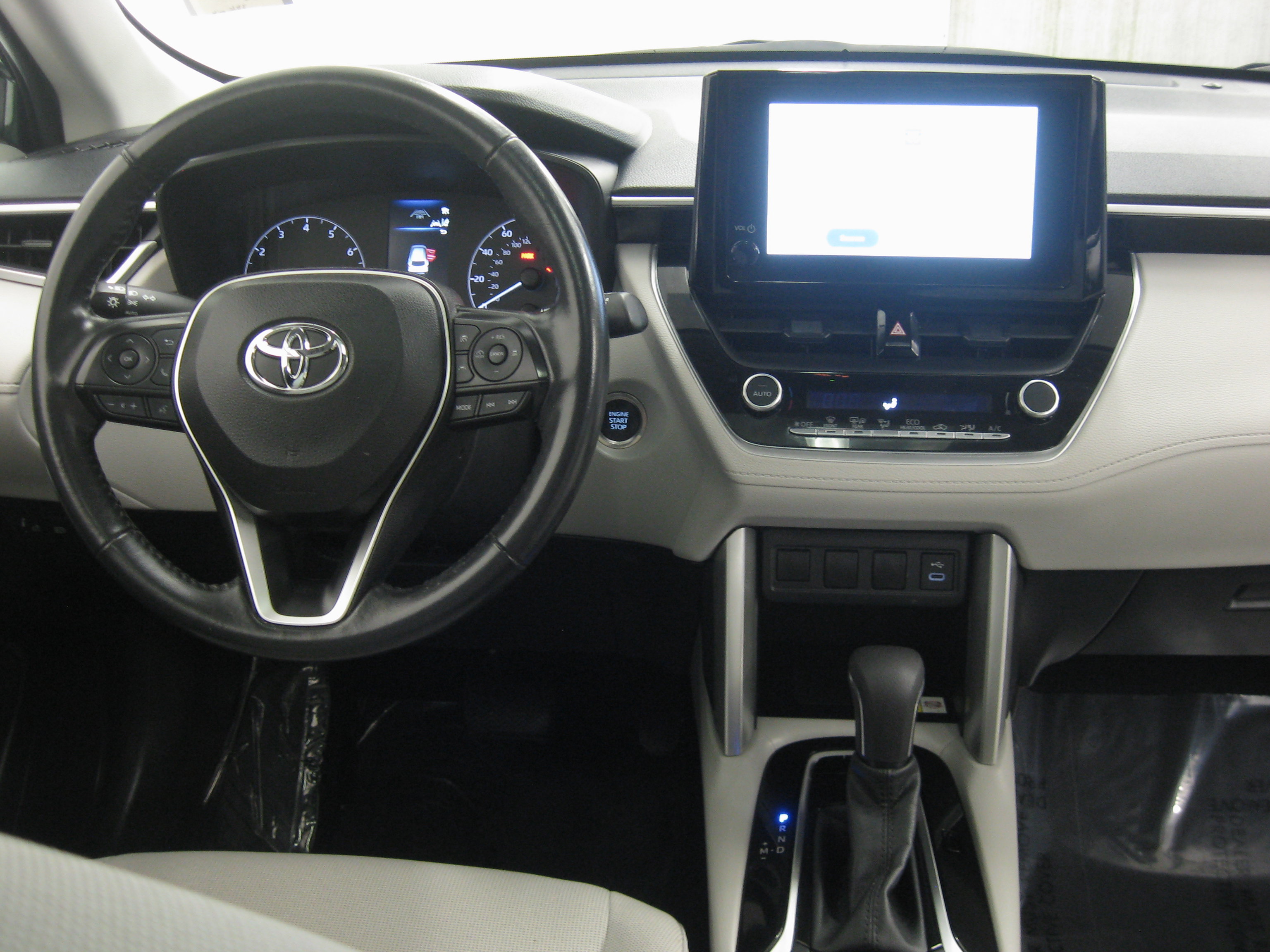 Certified 2023 Toyota Corolla Cross LE image 2