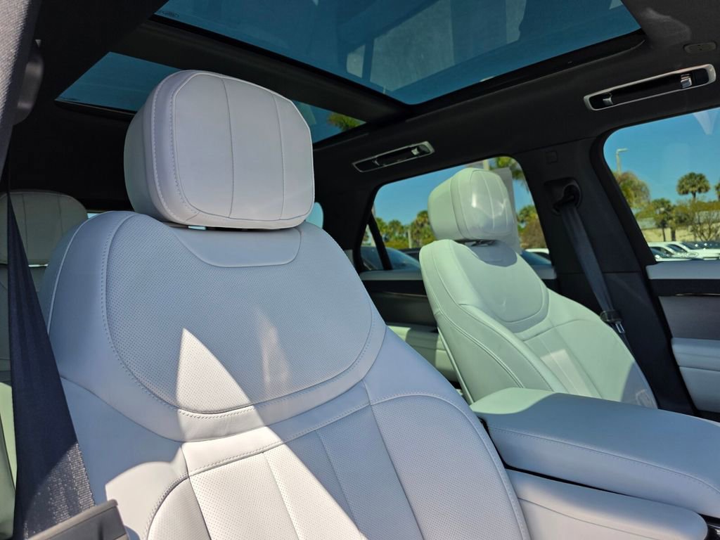 Used 2025 Land Rover Range Rover Sport SE image 11