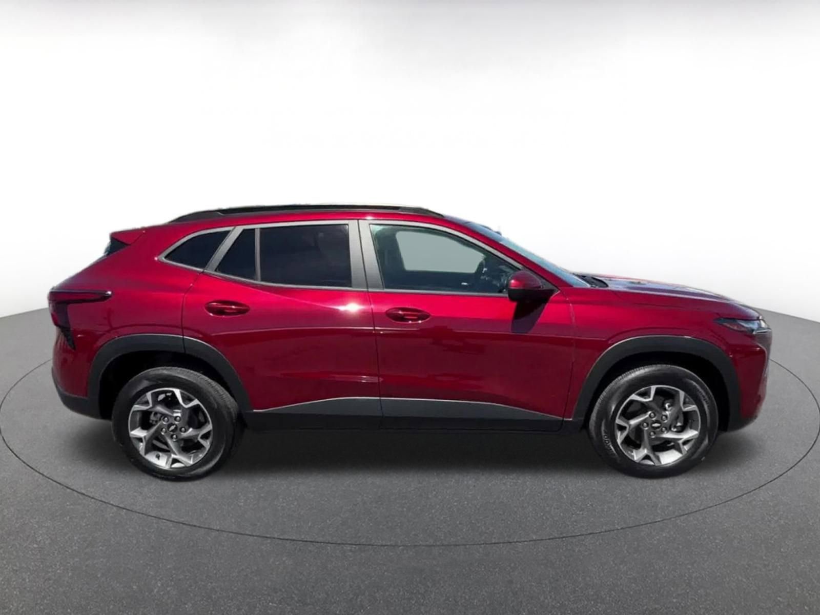Used 2025 Chevrolet Trax LT FWD image 16