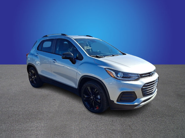 Used 2020 Chevrolet Trax LT w/ Sun & Sound Package FWD image 3