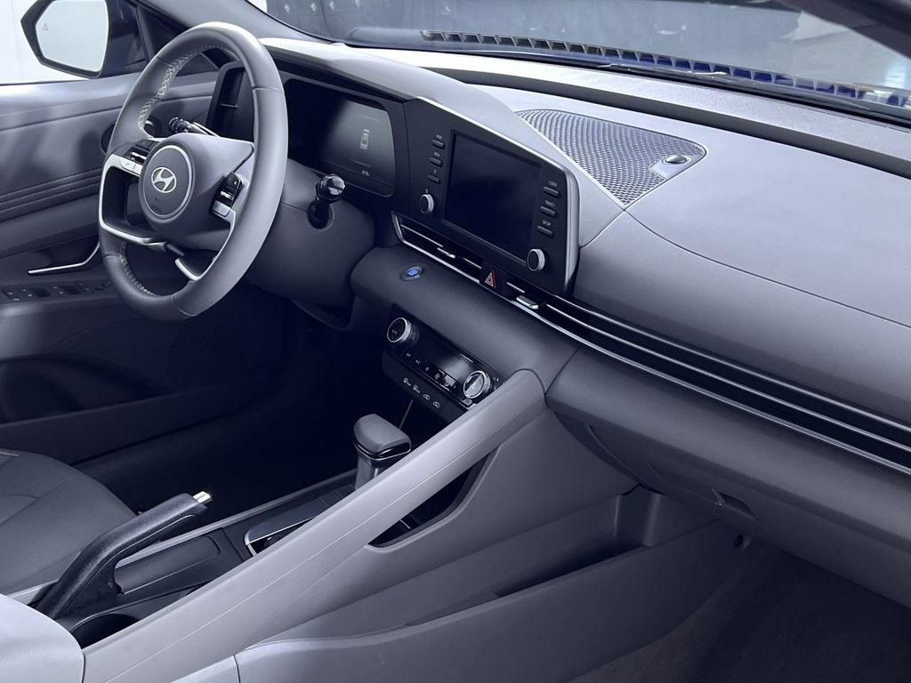 Used 2025 Hyundai Elantra Sport image 30