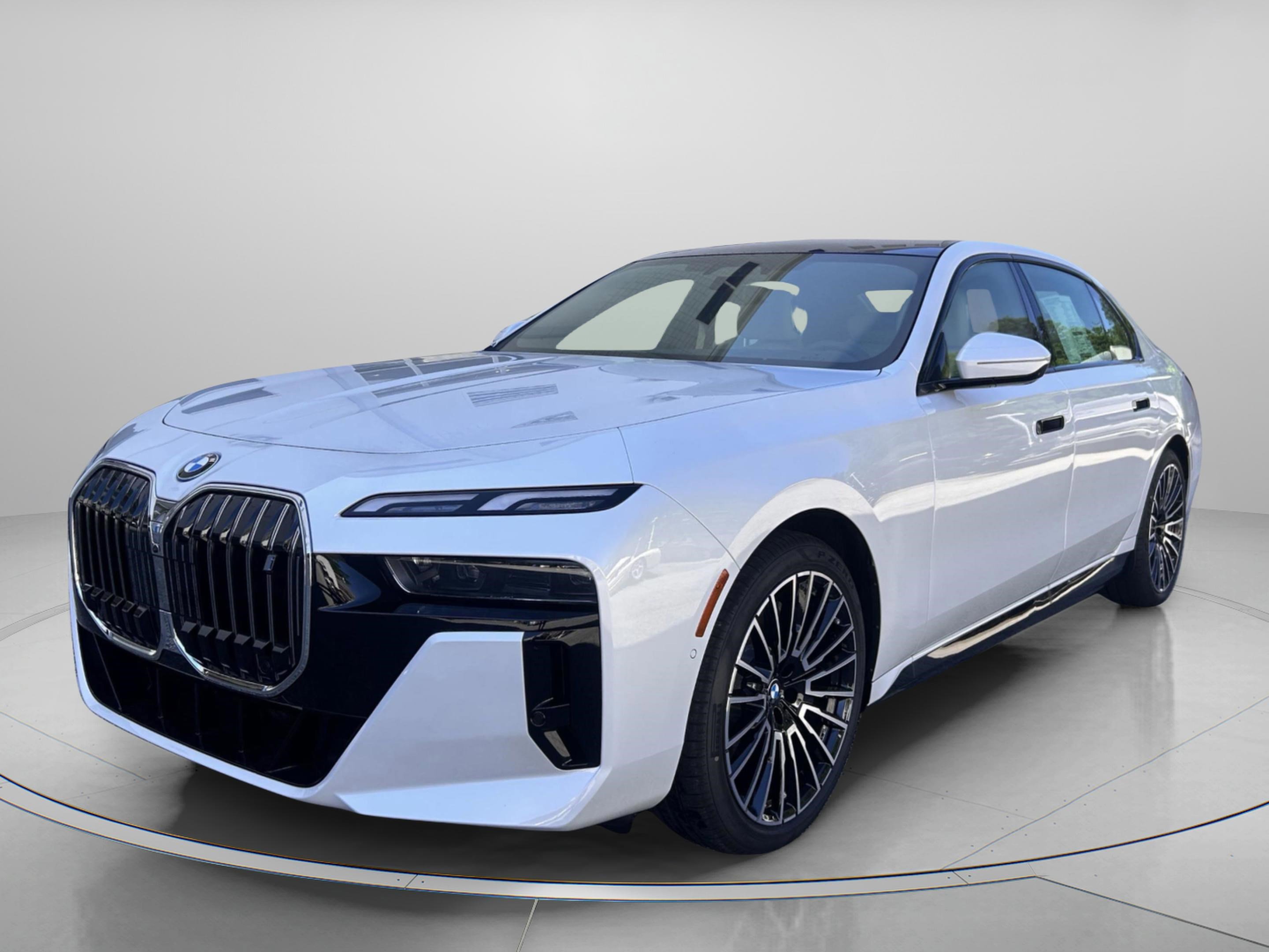 Used 2025 BMW i7 xDrive60 image 2