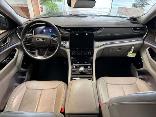 Used 2022 Jeep Grand Cherokee Overland AWD/4WD image 10