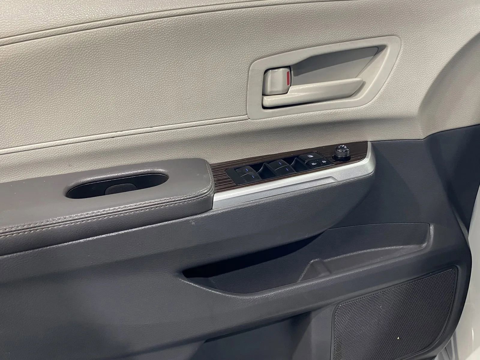 Used 2023 Toyota Sienna LE image 11