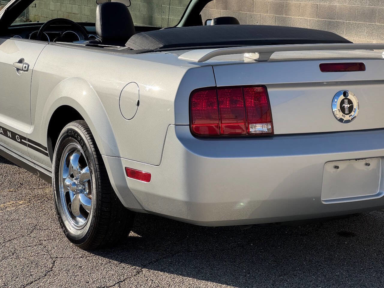 Used 2005 Ford Mustang Convertible image 17