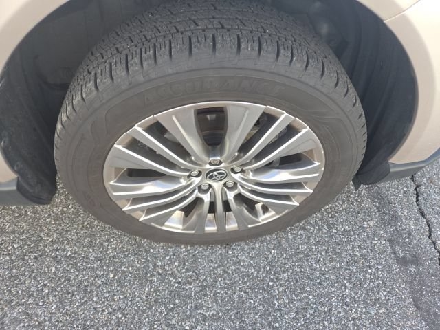 Used 2022 Toyota Venza XLE AWD/4WD image 10
