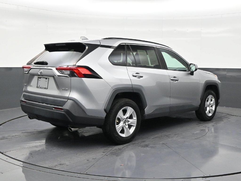 Used 2021 Toyota RAV4 XLE w/ Convenience Package FWD image 5