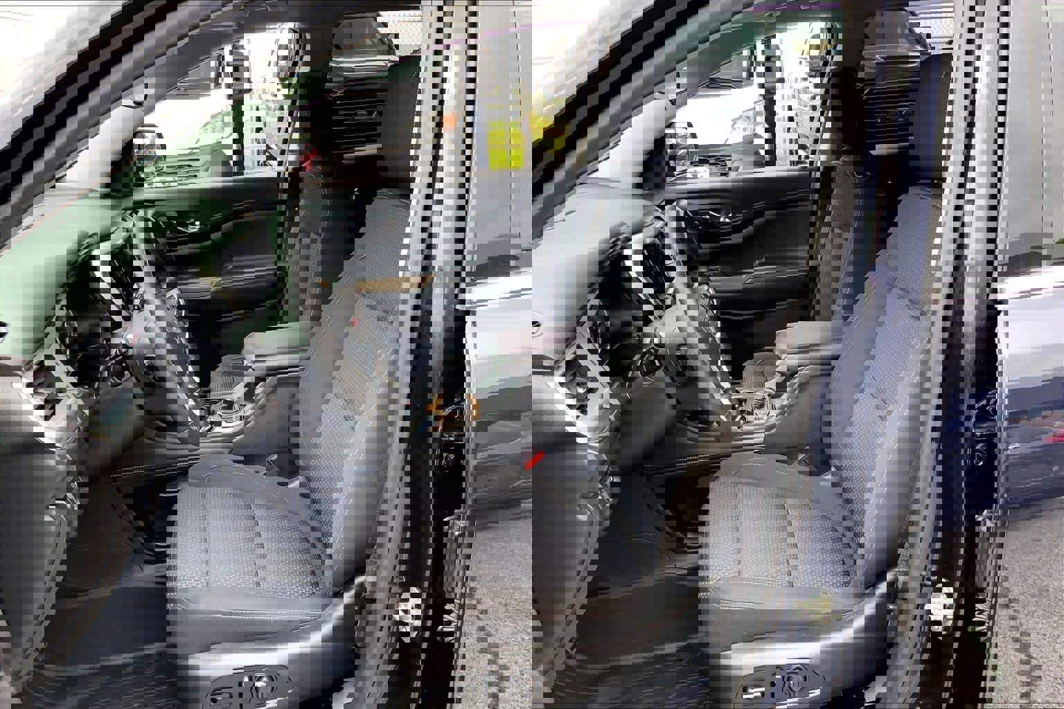 Used 2021 GMC Acadia SLE w/ Driver Convenience Package FWD image 8