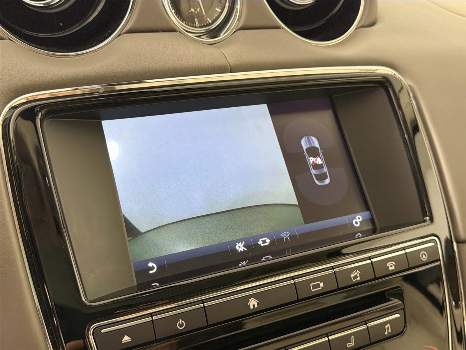 Used 2017 Jaguar XJ L Portfolio RWD image 14