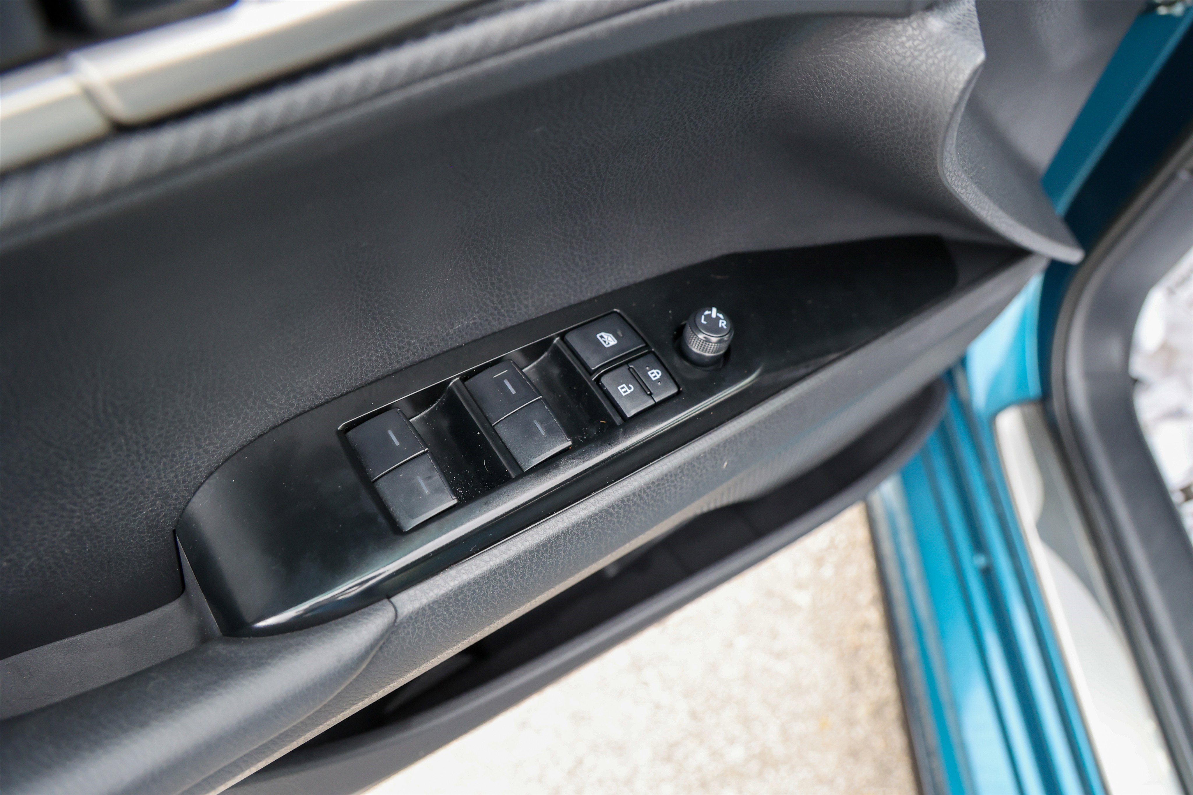 Used 2025 Toyota Camry SE w/ Convenience Package image 33