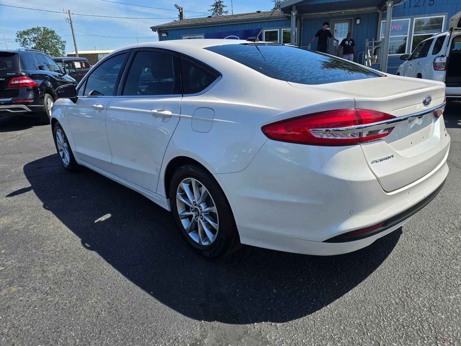 Used 2017 Ford Fusion SE w/ Fusion SE Technology Package FWD image 3