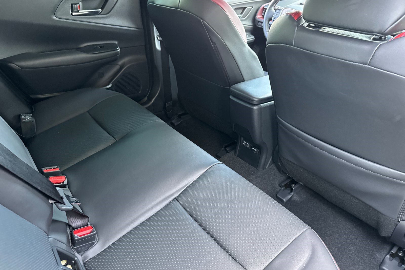 Used 2025 Toyota Prius Plug-In Hybrid image 30