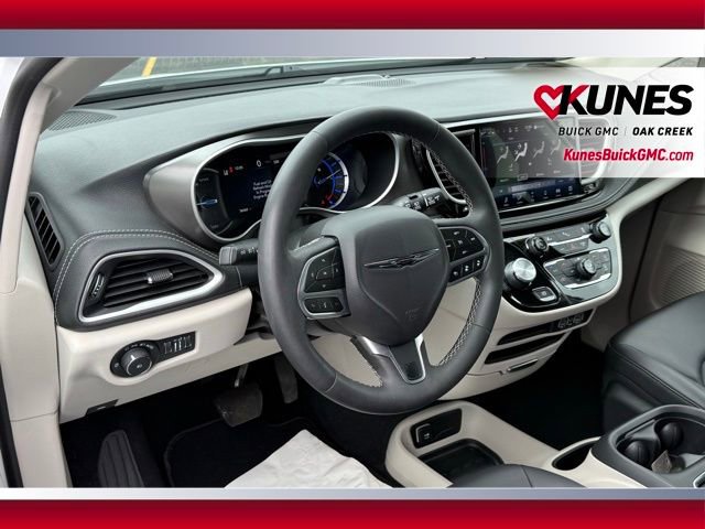Used 2024 Chrysler Pacifica Select FWD image 25