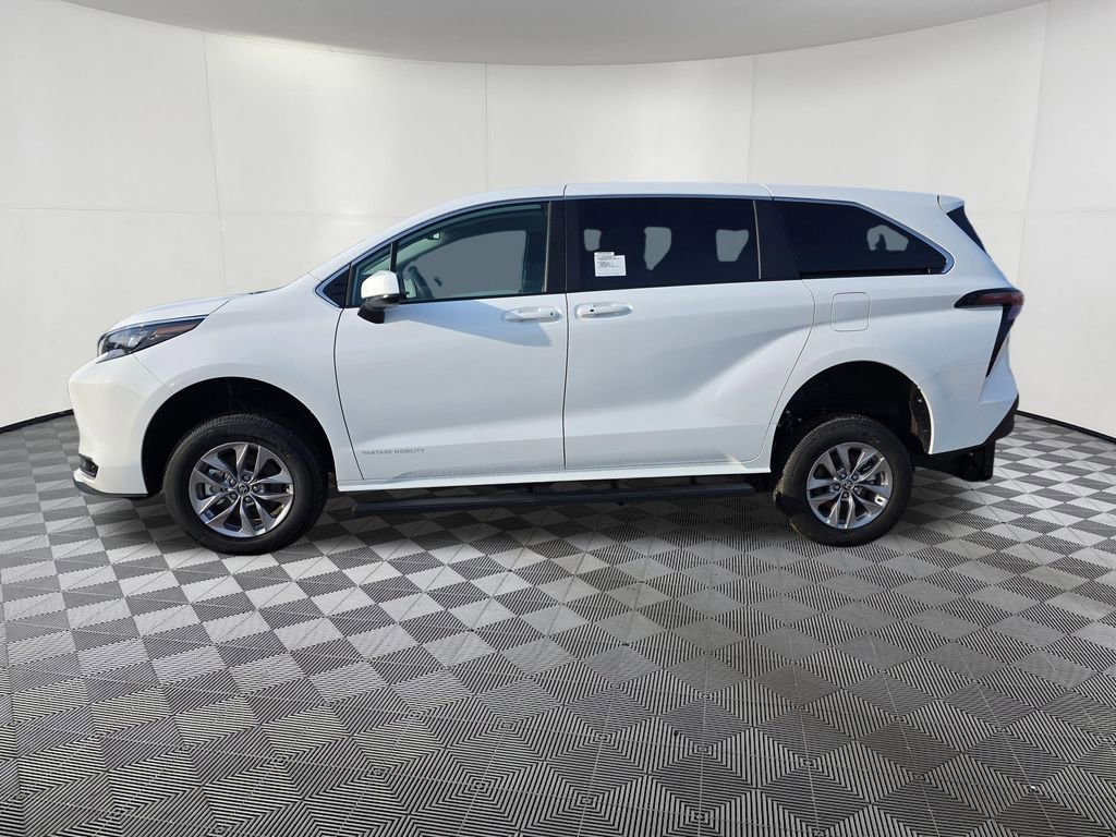 Used 2026 Toyota Sienna LE image 4
