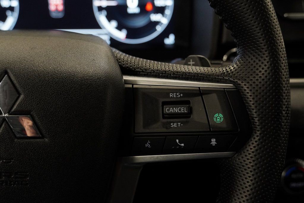 Used 2023 Mitsubishi Outlander SE image 40