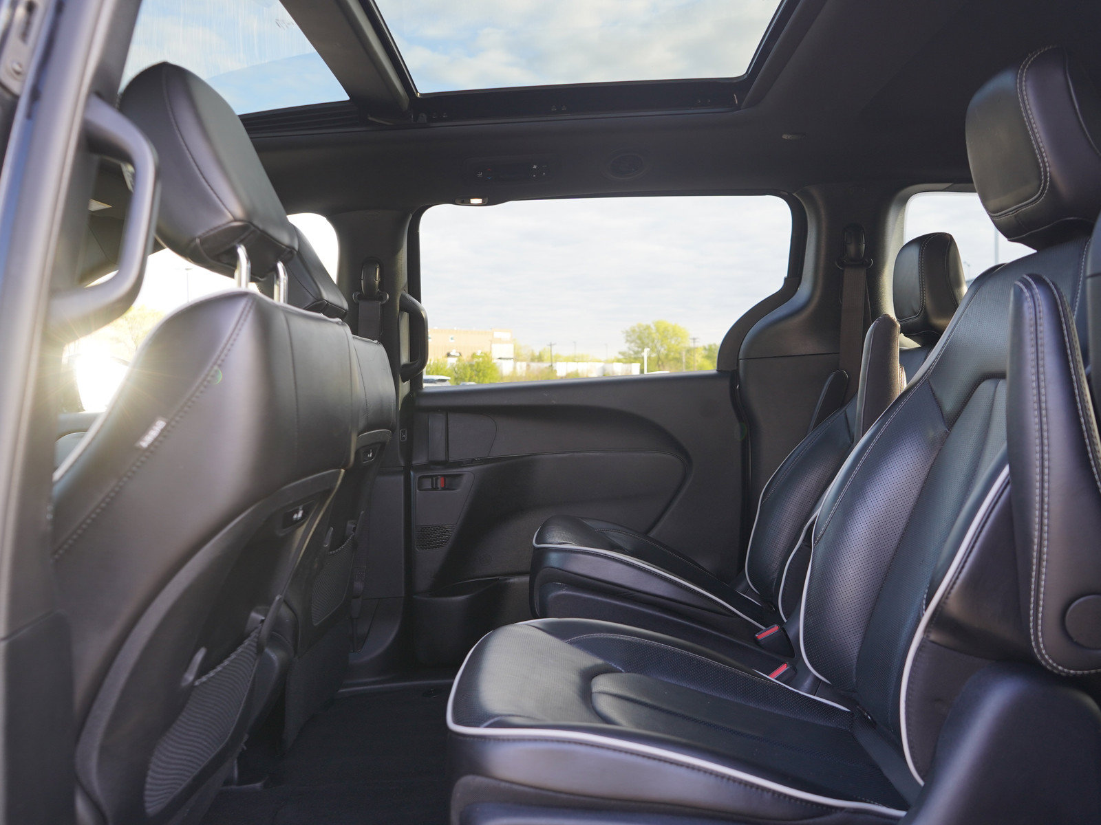 Used 2024 Chrysler Pacifica Premium FWD image 20