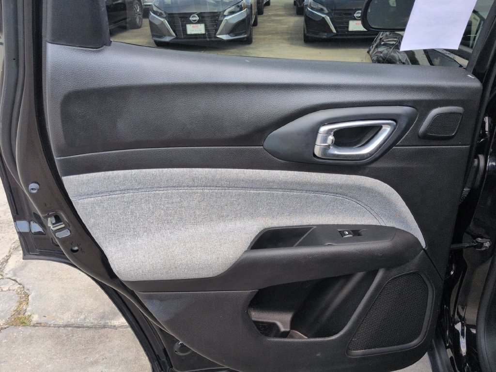 Used 2025 Jeep Compass Latitude w/ Sun & Sound Group AWD/4WD image 26