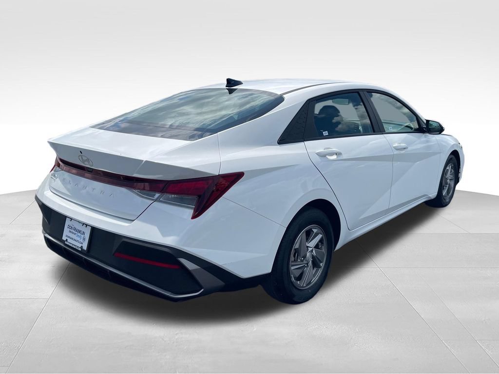 Used 2025 Hyundai Elantra SE FWD image 5