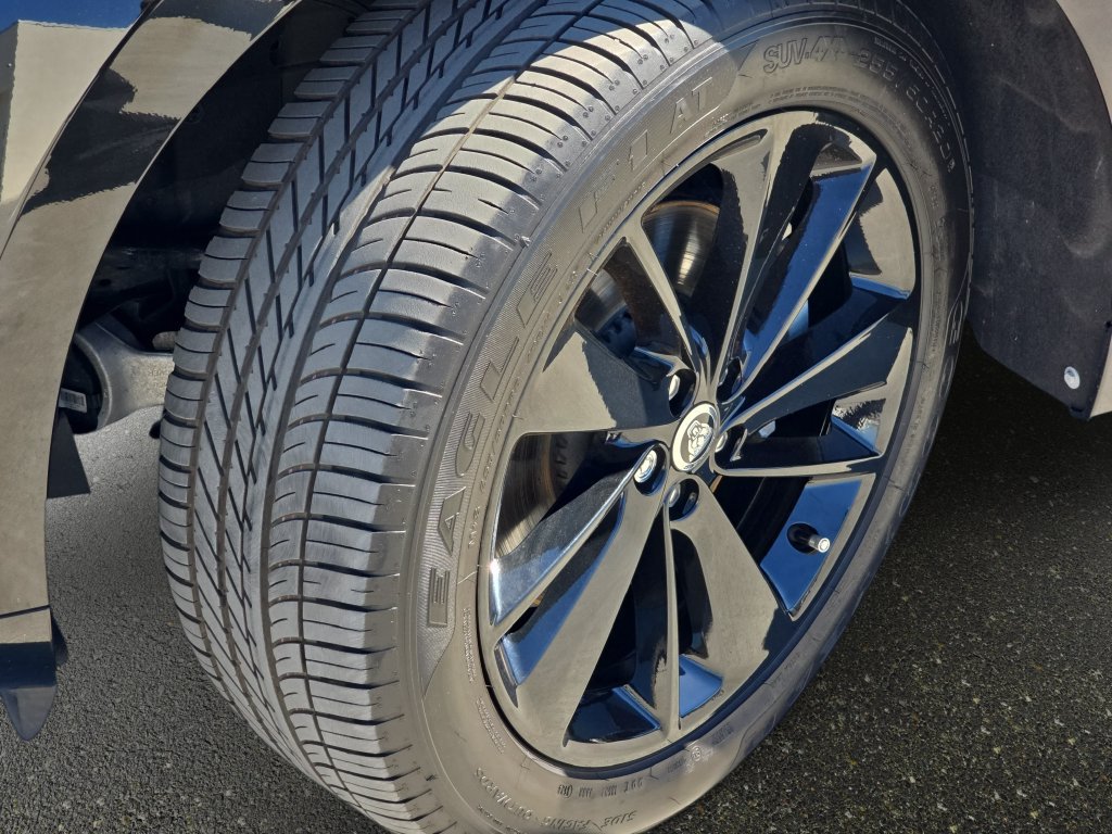 Certified 2025 Jaguar F-PACE R-Dynamic S AWD/4WD image 33
