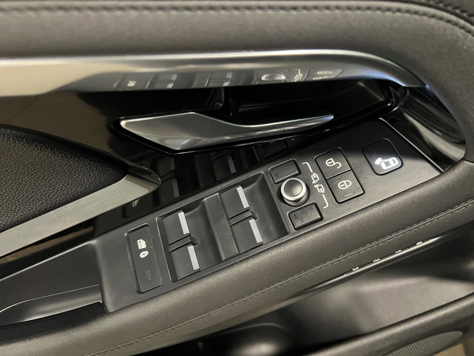 Used 2020 Land Rover Range Rover Evoque SE image 25