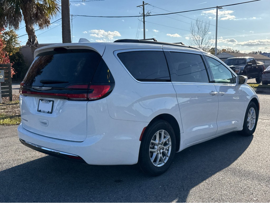 Used 2024 Chrysler Pacifica Touring-L image 25