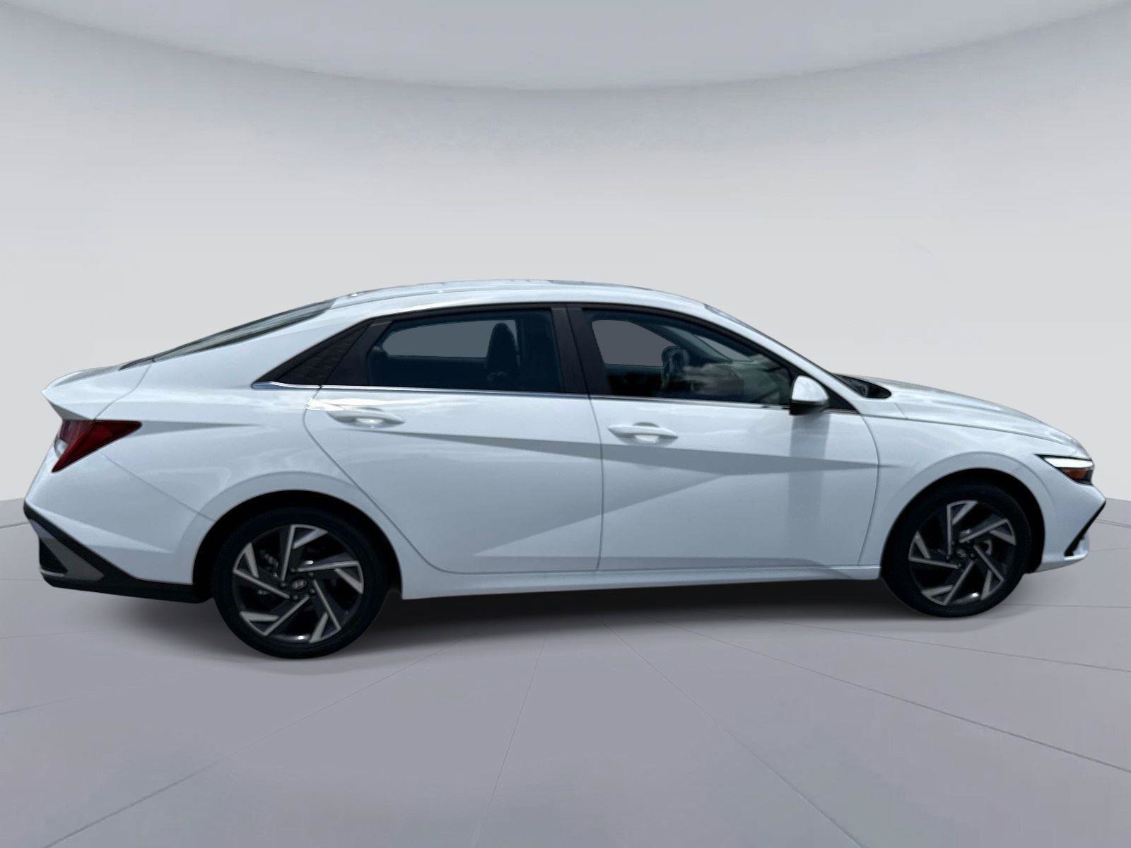 Used 2025 Hyundai Elantra Limited FWD image 2