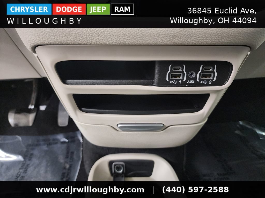 Used 2024 Chrysler Pacifica Limited FWD image 24
