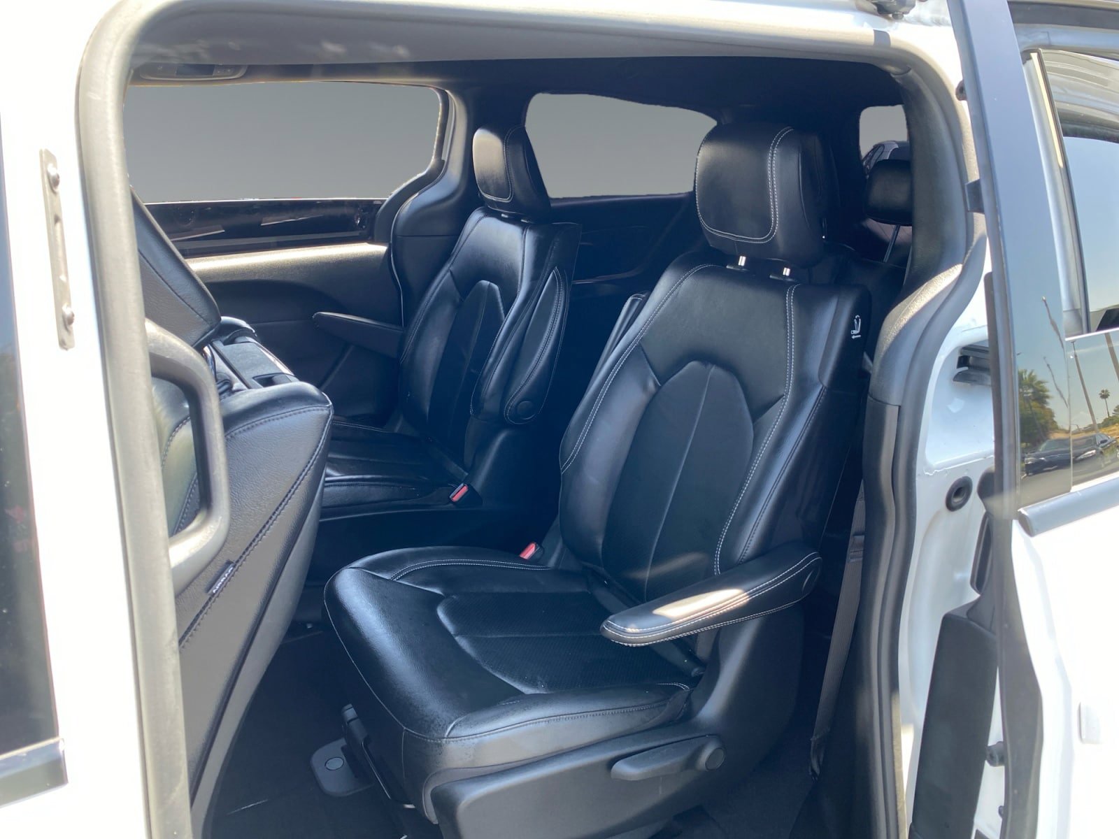 Used 2022 Chrysler Pacifica Touring-L w/ Uconnect Theater Family Group FWD image 13