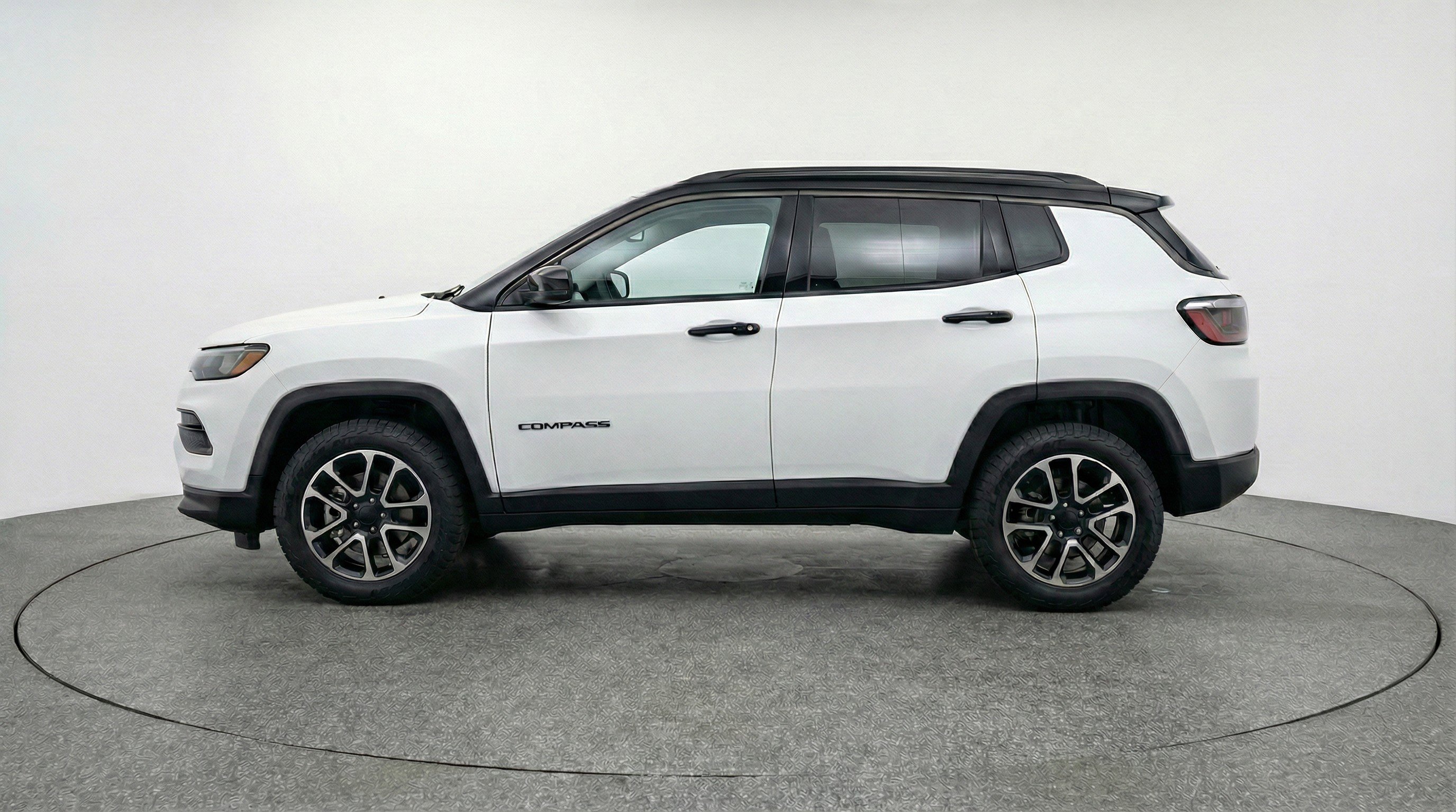 Used 2025 Jeep Compass Trailhawk image 5