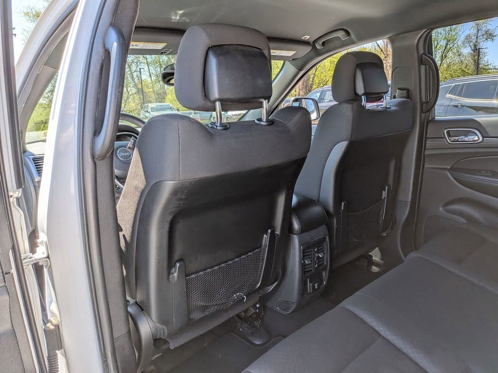 Used 2019 Jeep Grand Cherokee Laredo AWD/4WD image 17