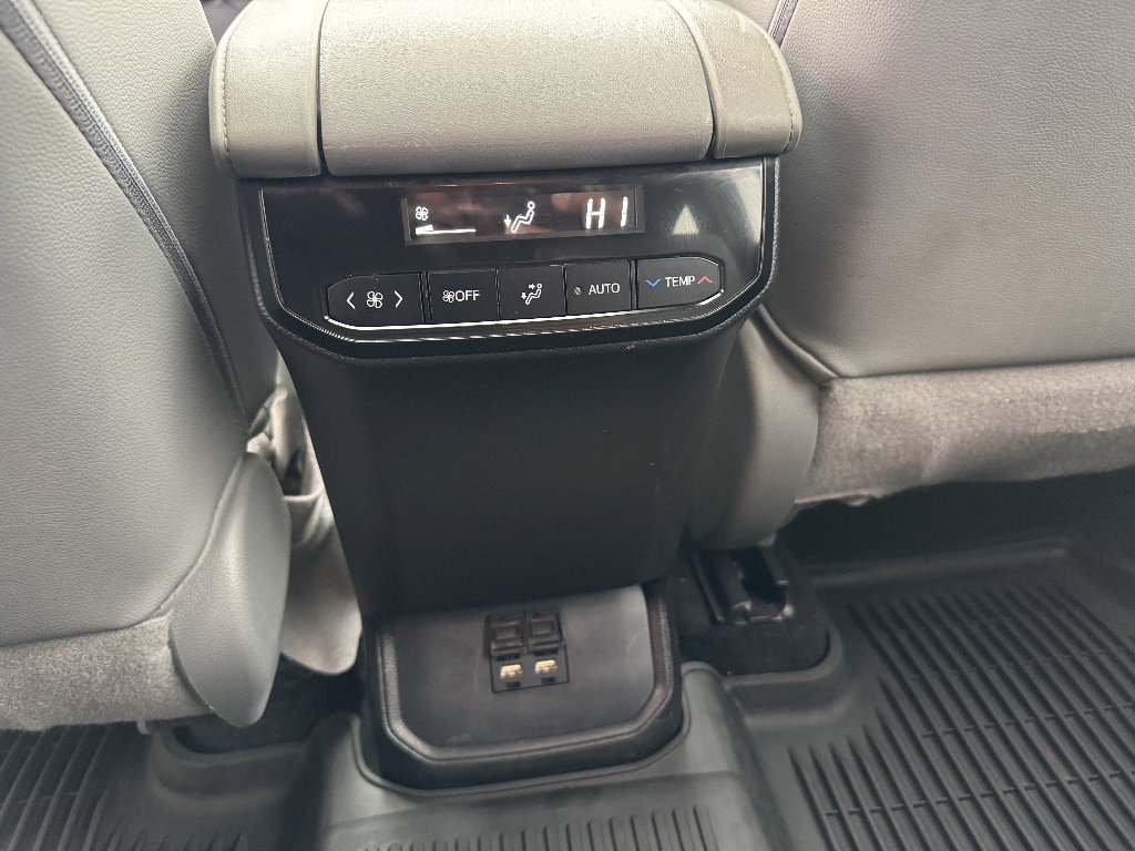 Used 2020 Toyota Highlander XLE image 26