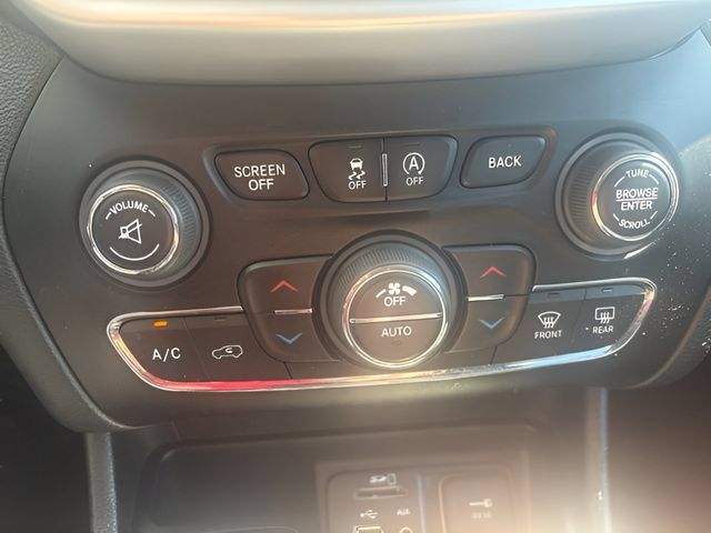 Used 2018 Jeep Cherokee Latitude Plus w/ Comfort/Convenience Group AWD/4WD image 20