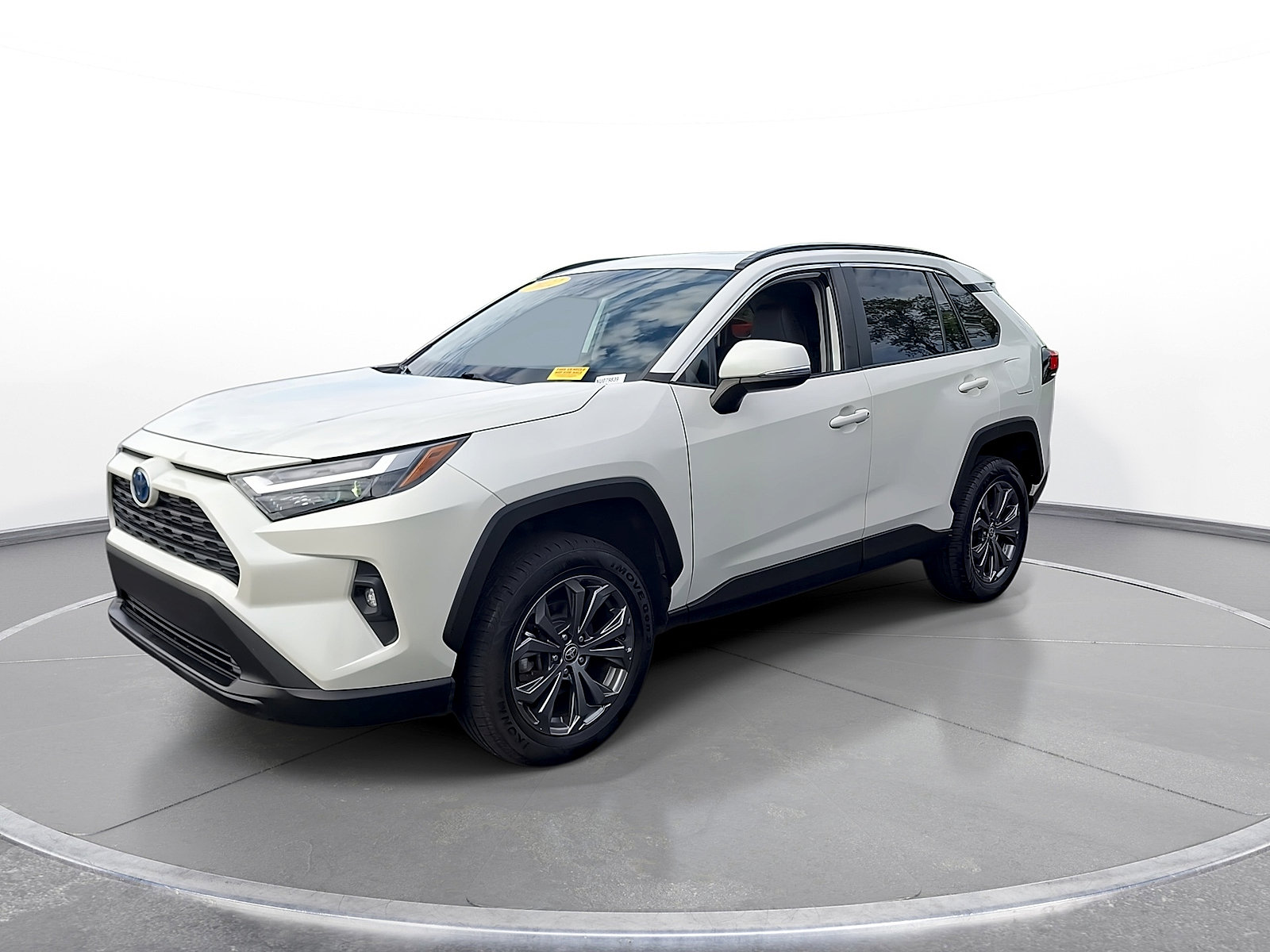Used 2022 Toyota RAV4 XLE Premium AWD/4WD image 4